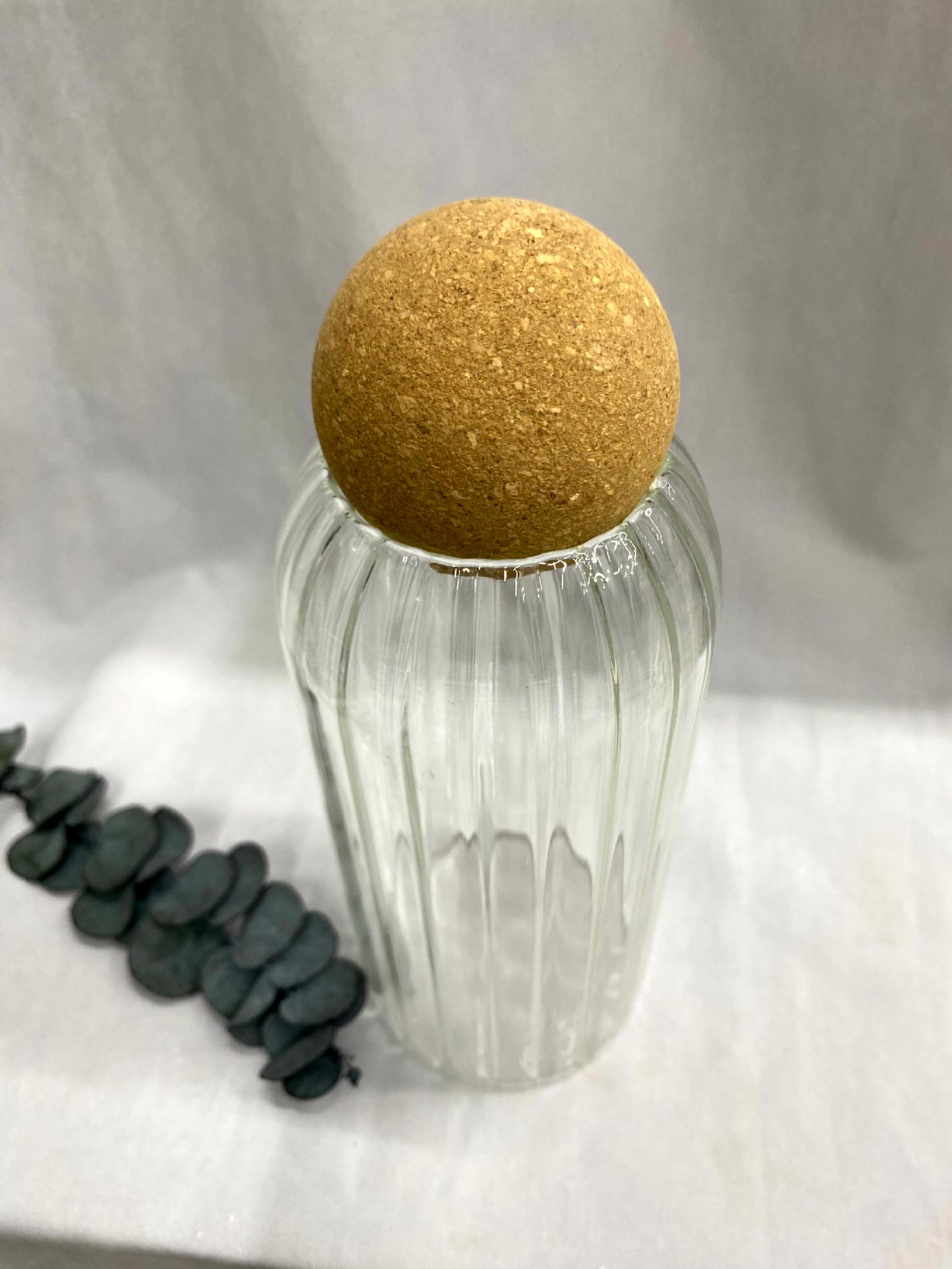 Бутылка-графин для напитков с пробкой рельефная 1,1 л - фото 2 Бутылка-графин для напитков с пробкой рельефная 1,1 л - фото 2