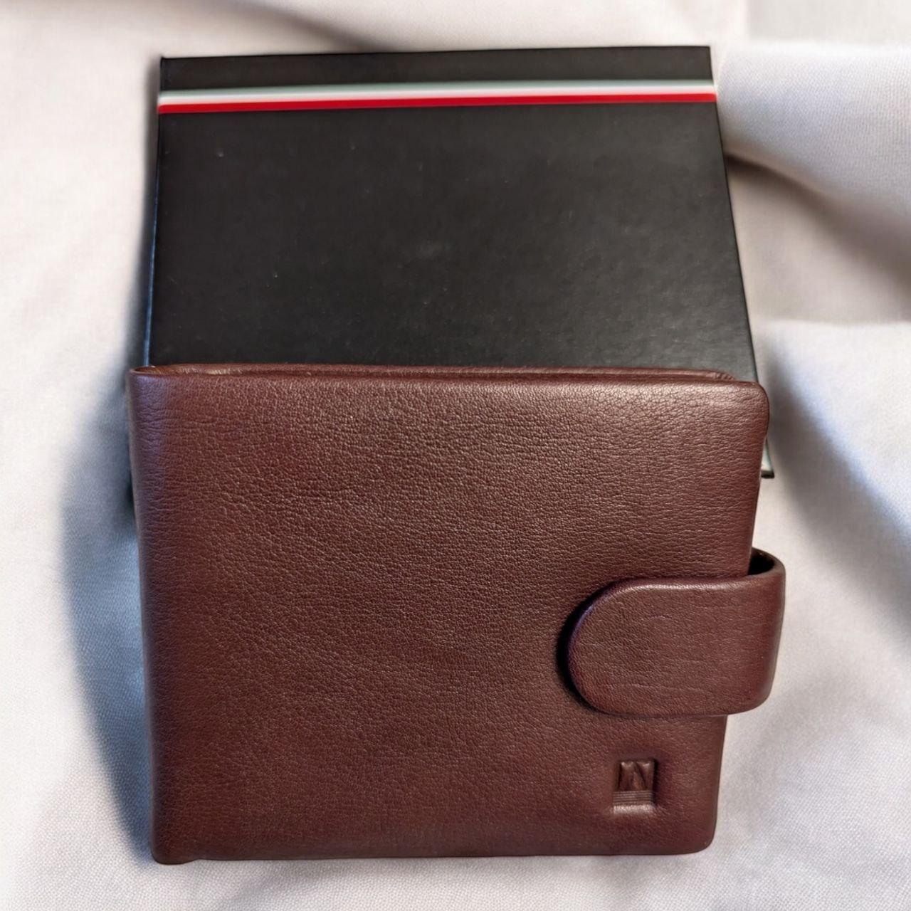 Кошелек мужской кожаный горизонтальный для документов на кнопке 12х10 см Коричневый (00-00) Кошелек мужской кожаный горизонтальный для документов на кнопке 12х10 см Коричневый (00-00)