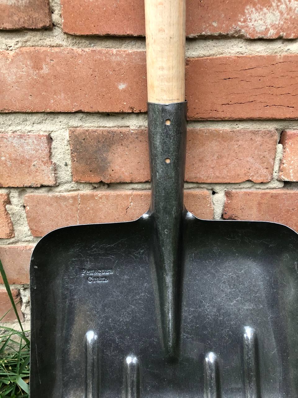 Лопата Вугільна зернова снігоприбиральна з рейкової сталі з черенком та пластиковим тримачем - фото 2 Лопата Вугільна зернова снігоприбиральна з рейкової сталі з черенком та пластиковим тримачем - фото 2