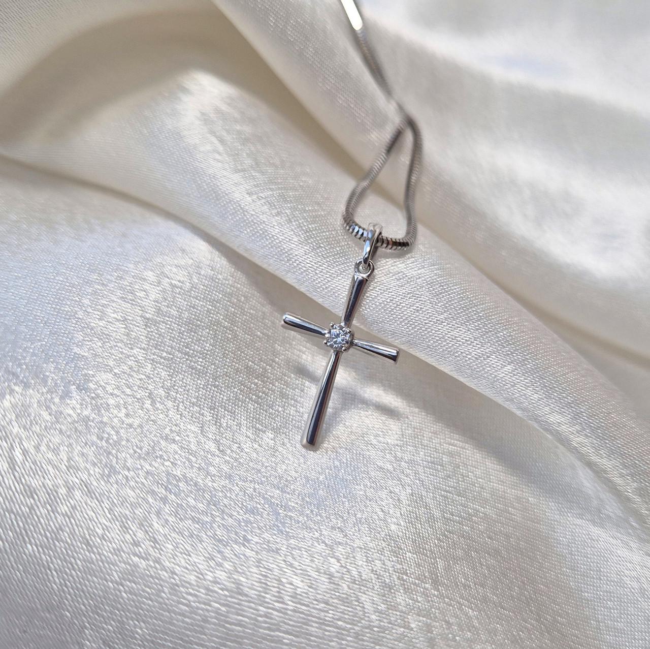 Прямой крест с белым камнем серебро 925 пробы родированное 0,88 г (вс549р)