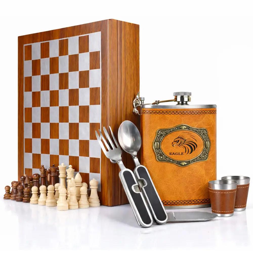 Подарочный набор фляга/шахматы/2 рюмки/2 столовых прибора (31773938)