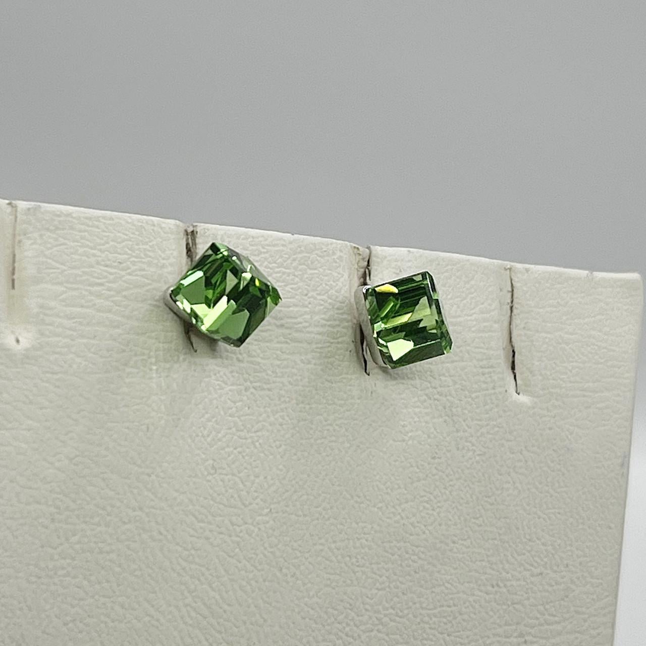 Серебряные серьги-пусеты с кристаллами Swarovski 1,92 г (2570978450)