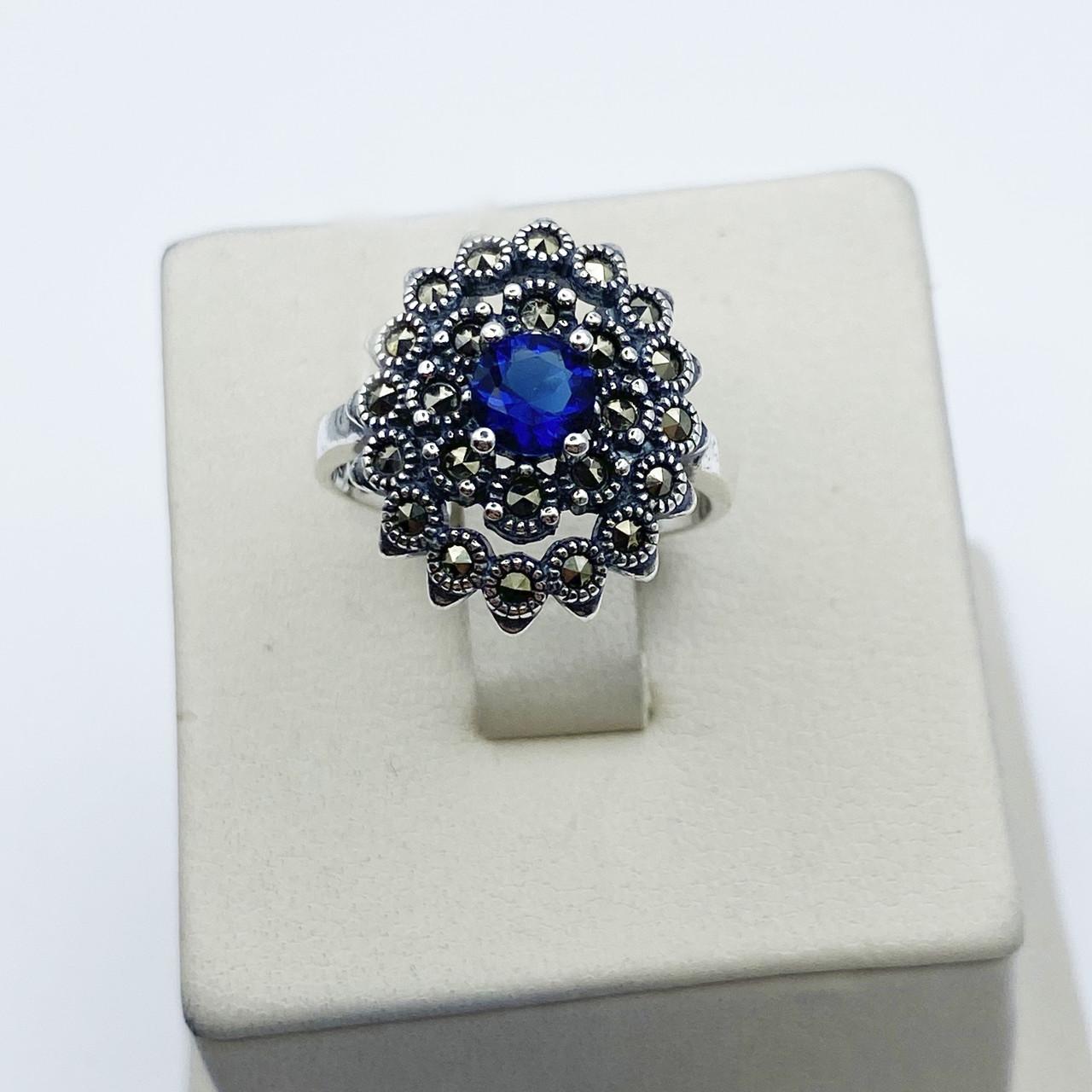 Кольцо серебряное с сапфиром и марказитом р. 18 5,05 г (2046600105)