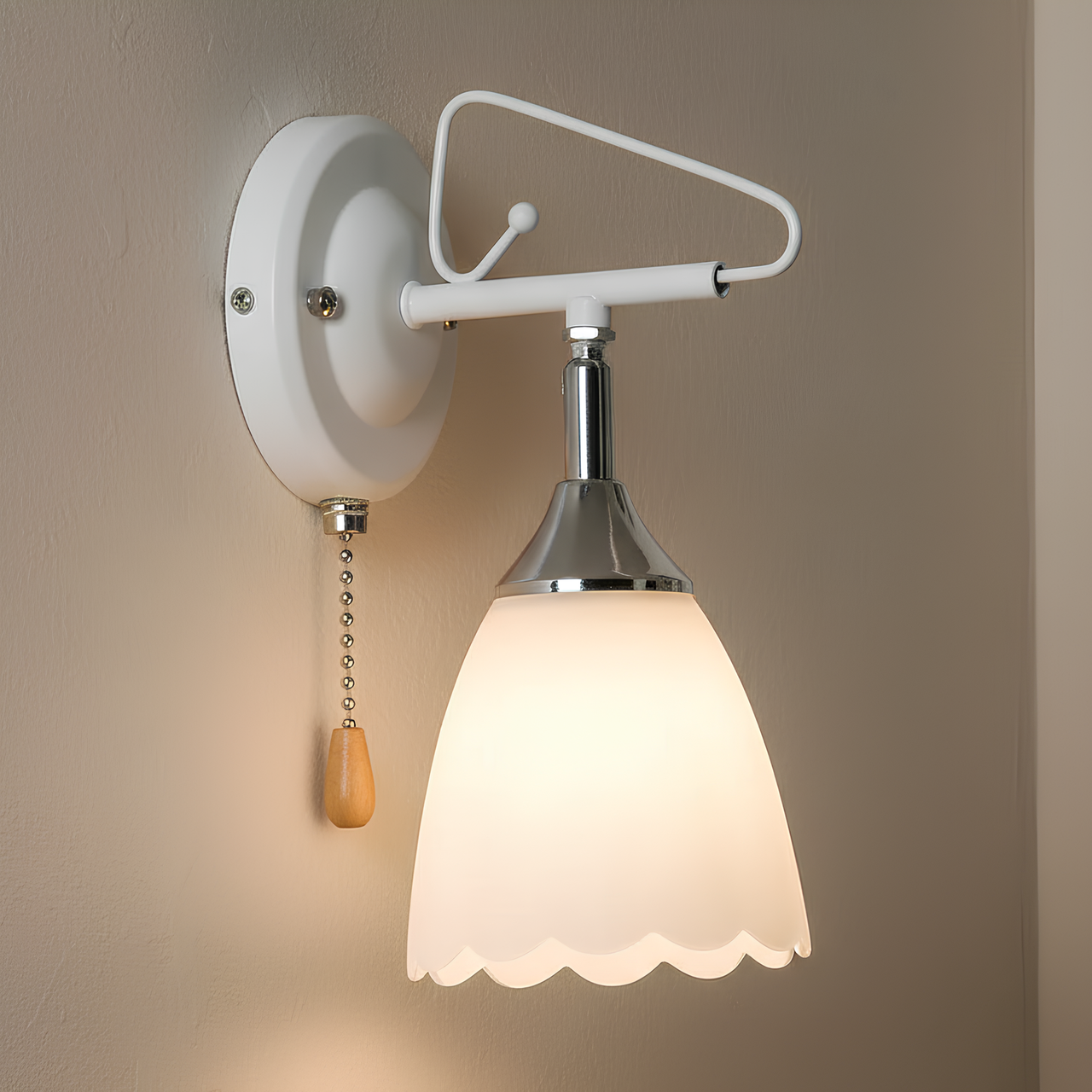 Бра Valeso с матовым плафоном из стекла под одну лампу Е27 Белый/хром (B N6684/1W)