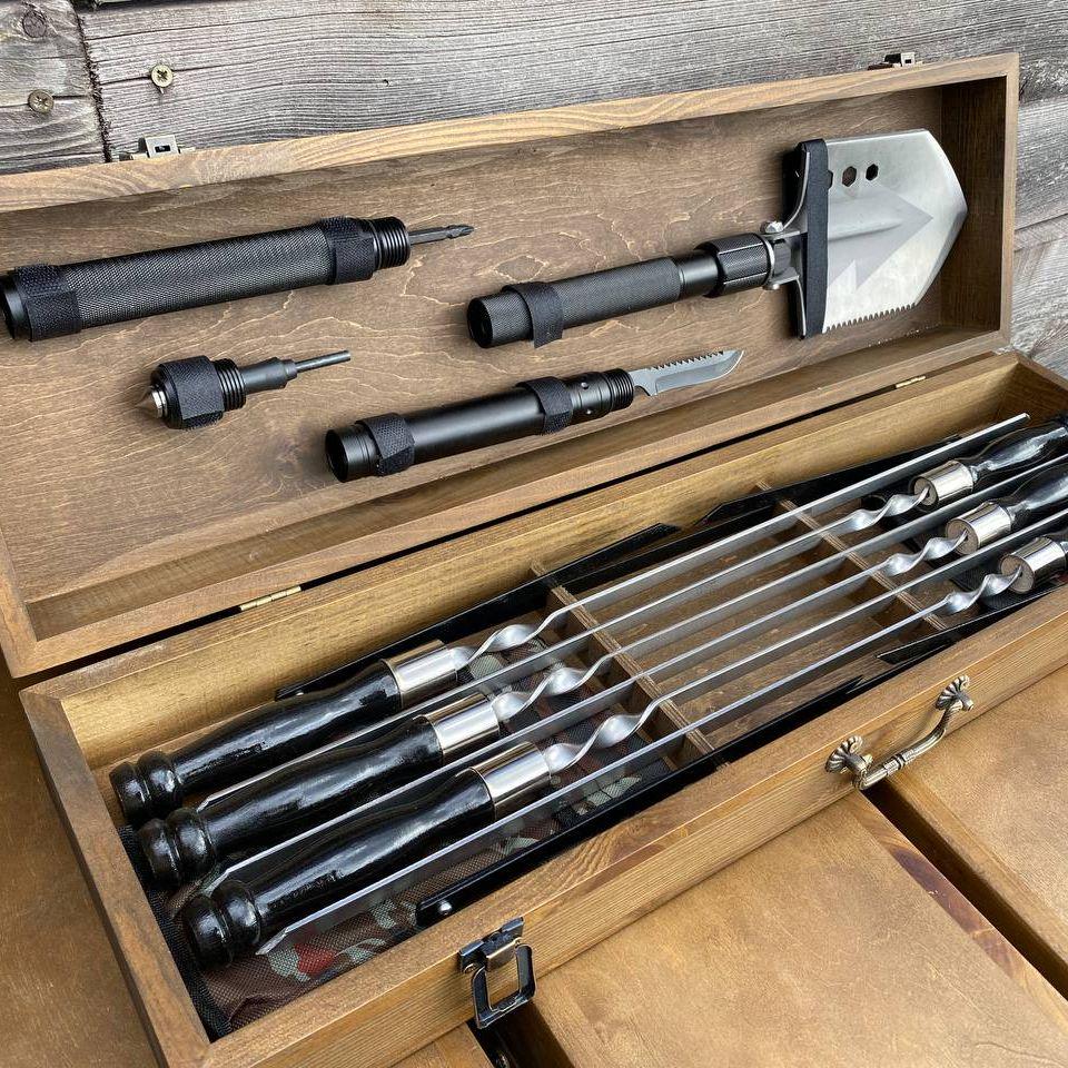 Подарунковий набір шампурів з аксесуарами Mzavod Індіана Джонс із нержавіючої сталі в дерев’яному кейсі 720x120x210 мм (136-17-1190810000815) - фото 11 Подарунковий набір шампурів з аксесуарами Mzavod Індіана Джонс із нержавіючої сталі в дерев’яному кейсі 720x120x210 мм (136-17-1190810000815) - фото 11