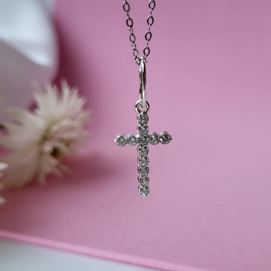 Крестик прямой с белыми камнями серебро 925 пробы 0,90 г (30011)