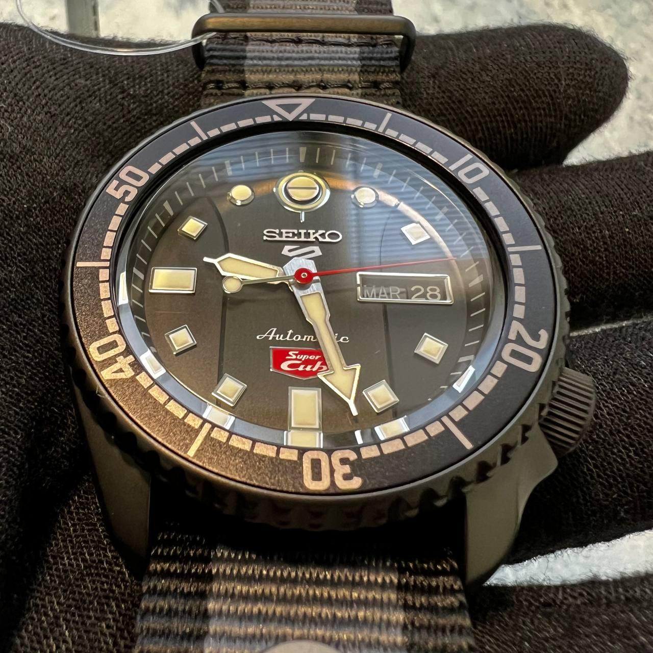 Наручные часы мужские Seiko 5 Sports SRPJ75 Honda Super Cub Limited Edition (1700799410) - фото 4 Наручные часы мужские Seiko 5 Sports SRPJ75 Honda Super Cub Limited Edition (1700799410) - фото 4