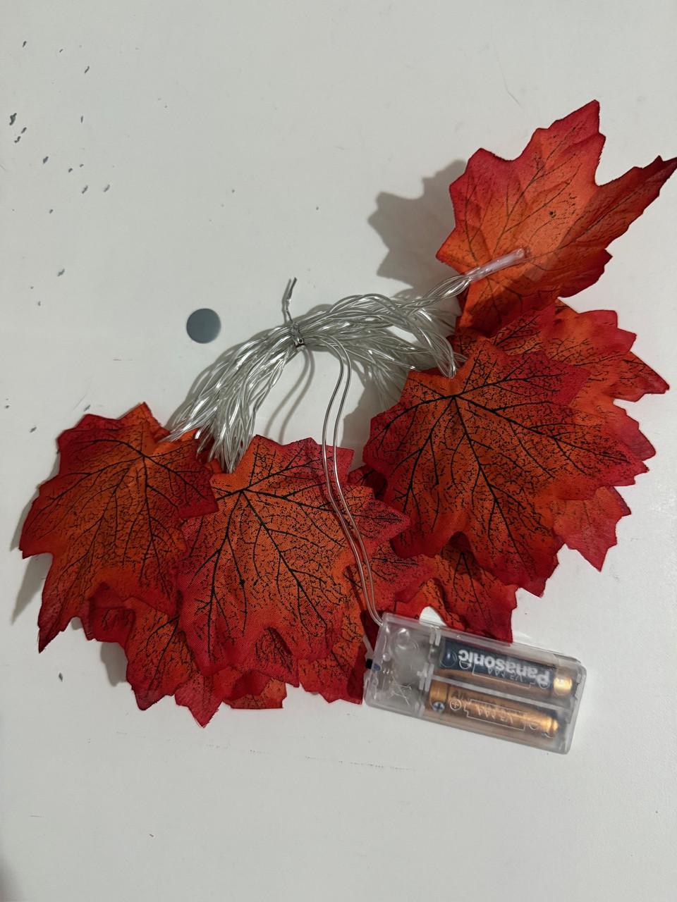 Гирлянда осенняя с кленовыми листьями 3 м 20 LED лампочек на батарейках 2хAA (0101)