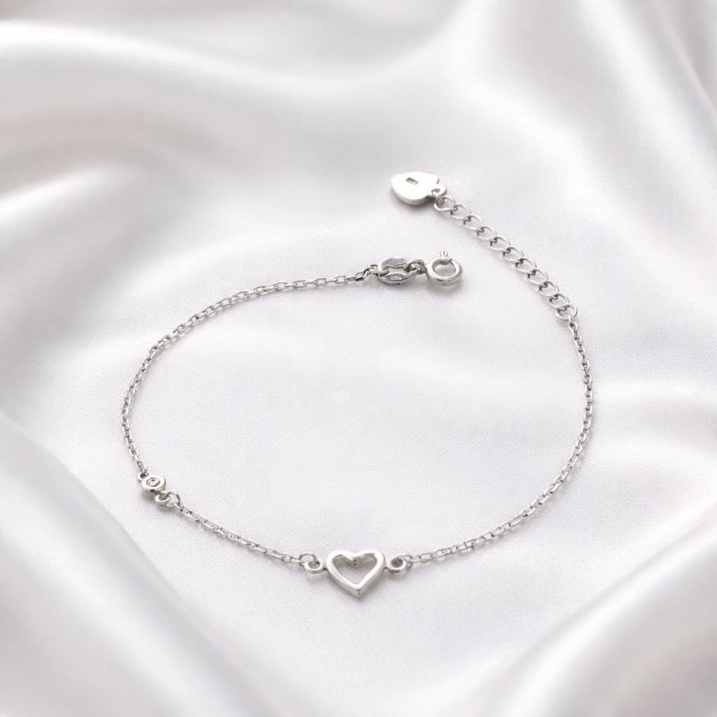 Браслет срібний з підвісом у формі серця та декоративним круглим елементом р. 17-20 см