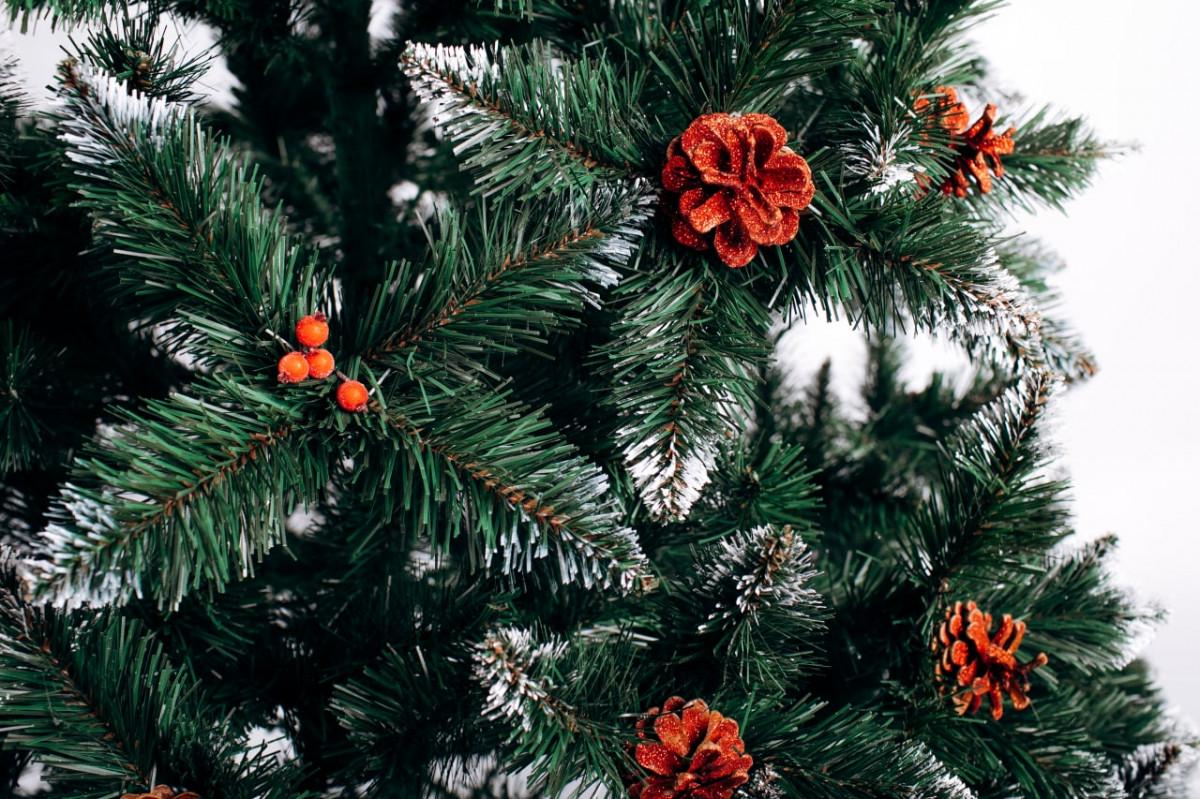 Елка зеленая с белыми кончиками и калиной 1,5 м - фото 3 Елка зеленая с белыми кончиками и калиной 1,5 м - фото 3