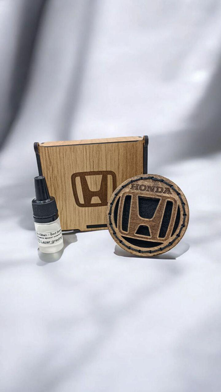 Ароматизатор в дифлектор для авто Honda из дерева и войлока и аромапарфюм 5 мл (78) Ароматизатор в дифлектор для авто Honda из дерева и войлока и аромапарфюм 5 мл (78)