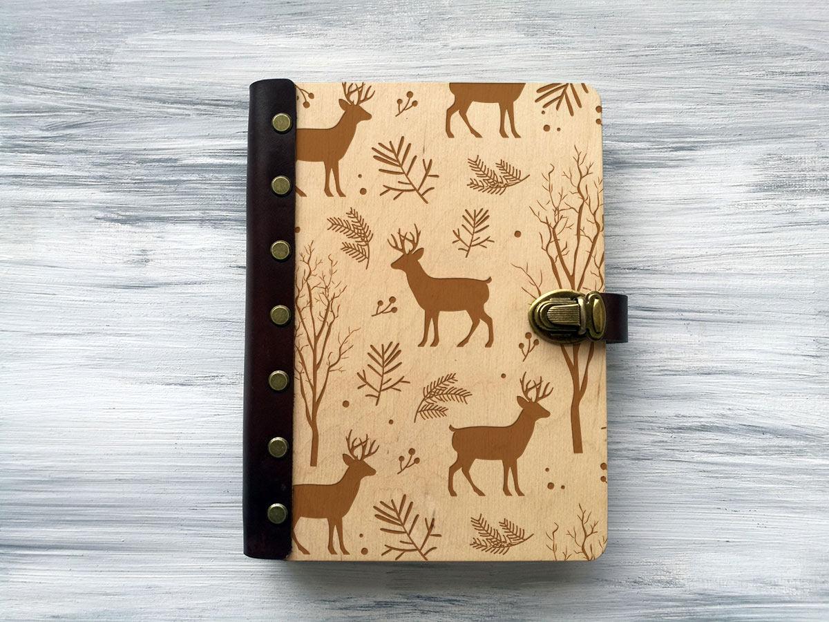 Блокнот WoodPresentStudio Олені в обкладинці з дерева 100 аркушів чорні без лінівки Світле дерево - фото 1 Блокнот WoodPresentStudio Олені в обкладинці з дерева 100 аркушів чорні без лінівки Світле дерево - фото 1