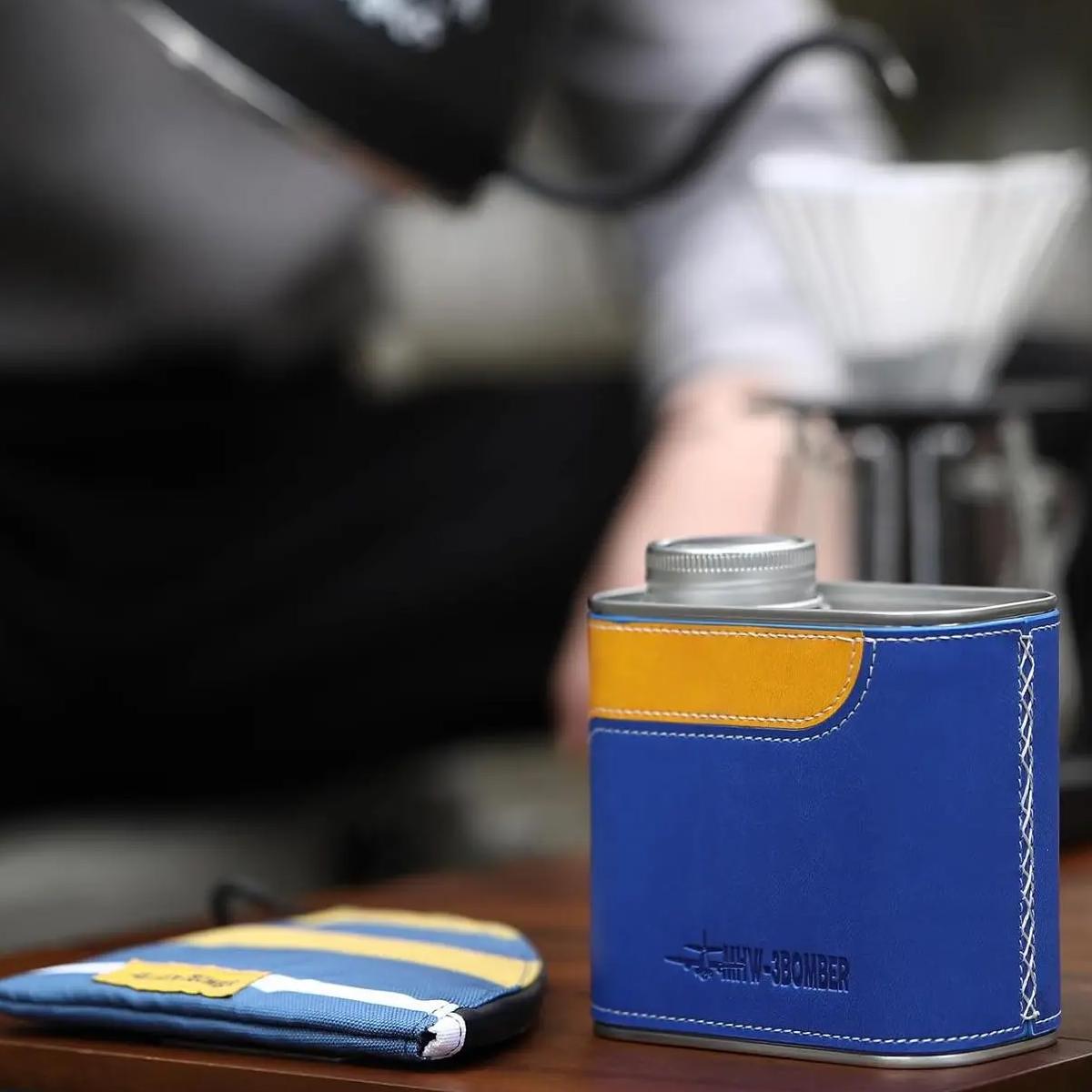 Емкость для хранения кофейных зерен MHW-3BOMBER Leather Sheath-Sealed Canister 600 мл Желто-синий (C5496) - фото 4 Емкость для хранения кофейных зерен MHW-3BOMBER Leather Sheath-Sealed Canister 600 мл Желто-синий (C5496) - фото 4