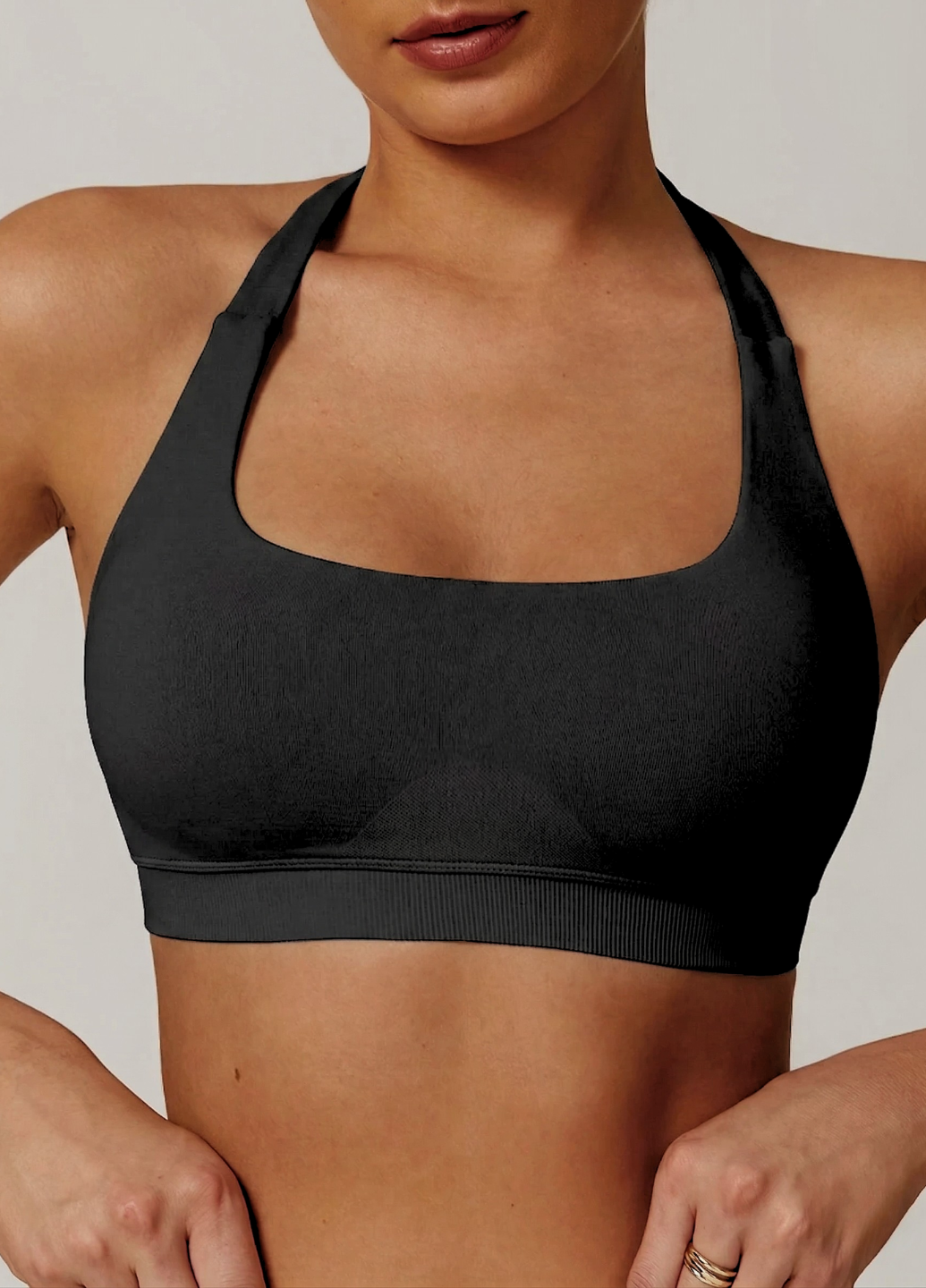 Топ женский халтер с открытой спиной для тренировок и бега с съемными чашками без застежек M Черный (70314/M)