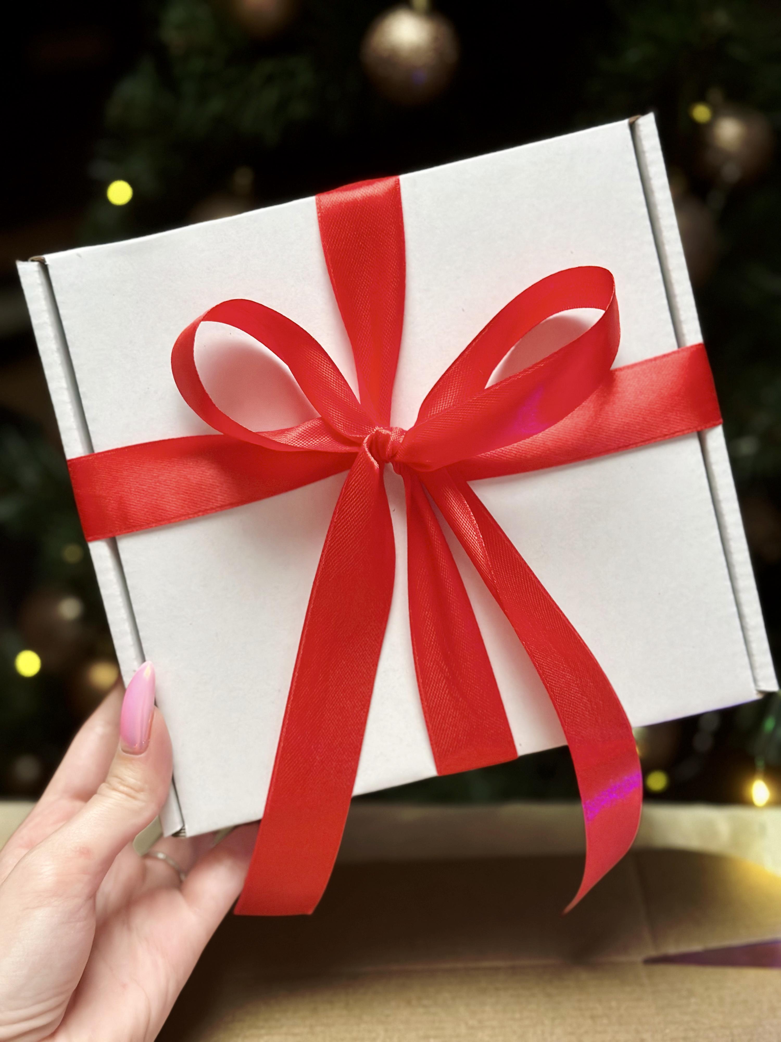 Подарунковий набір у коробці до Нового року горішки в меді акації 6 баночок по 50 г Білий - фото 2 Подарунковий набір у коробці до Нового року горішки в меді акації 6 баночок по 50 г Білий - фото 2