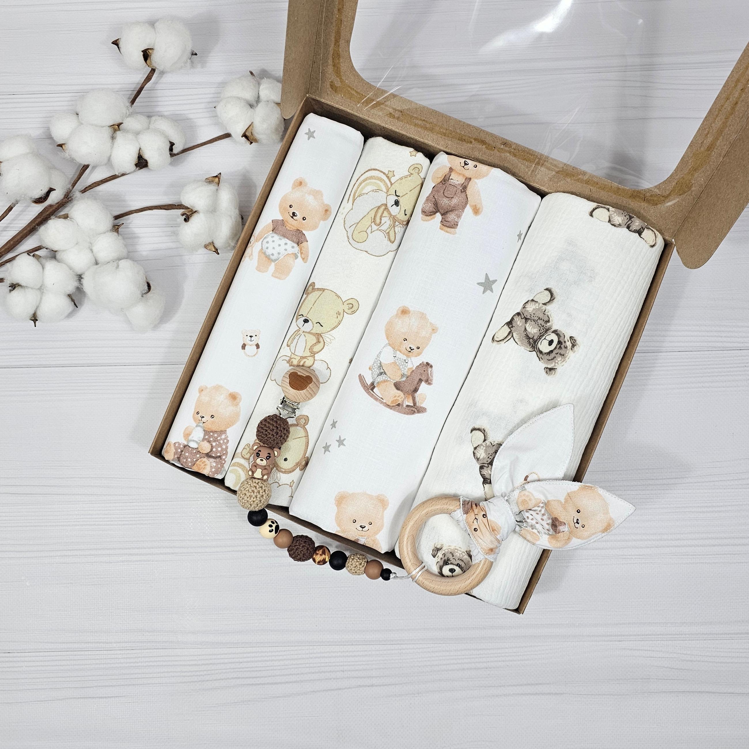 Набор для новорожденного a.l.babybox Медвежьи приключения 4 пеленки и грызунец с держателем (NA34246651)