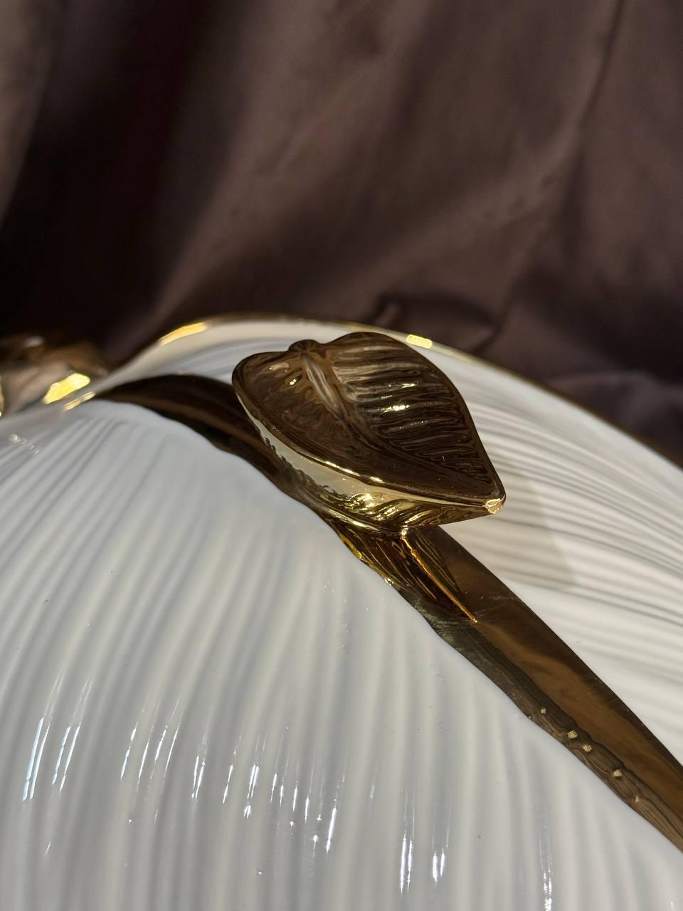 Супница Yiwu XL-4054AG фарфоровая с крышкой 1.5 л Белый с золотым (29919051) - фото 2 Супница Yiwu XL-4054AG фарфоровая с крышкой 1.5 л Белый с золотым (29919051) - фото 2