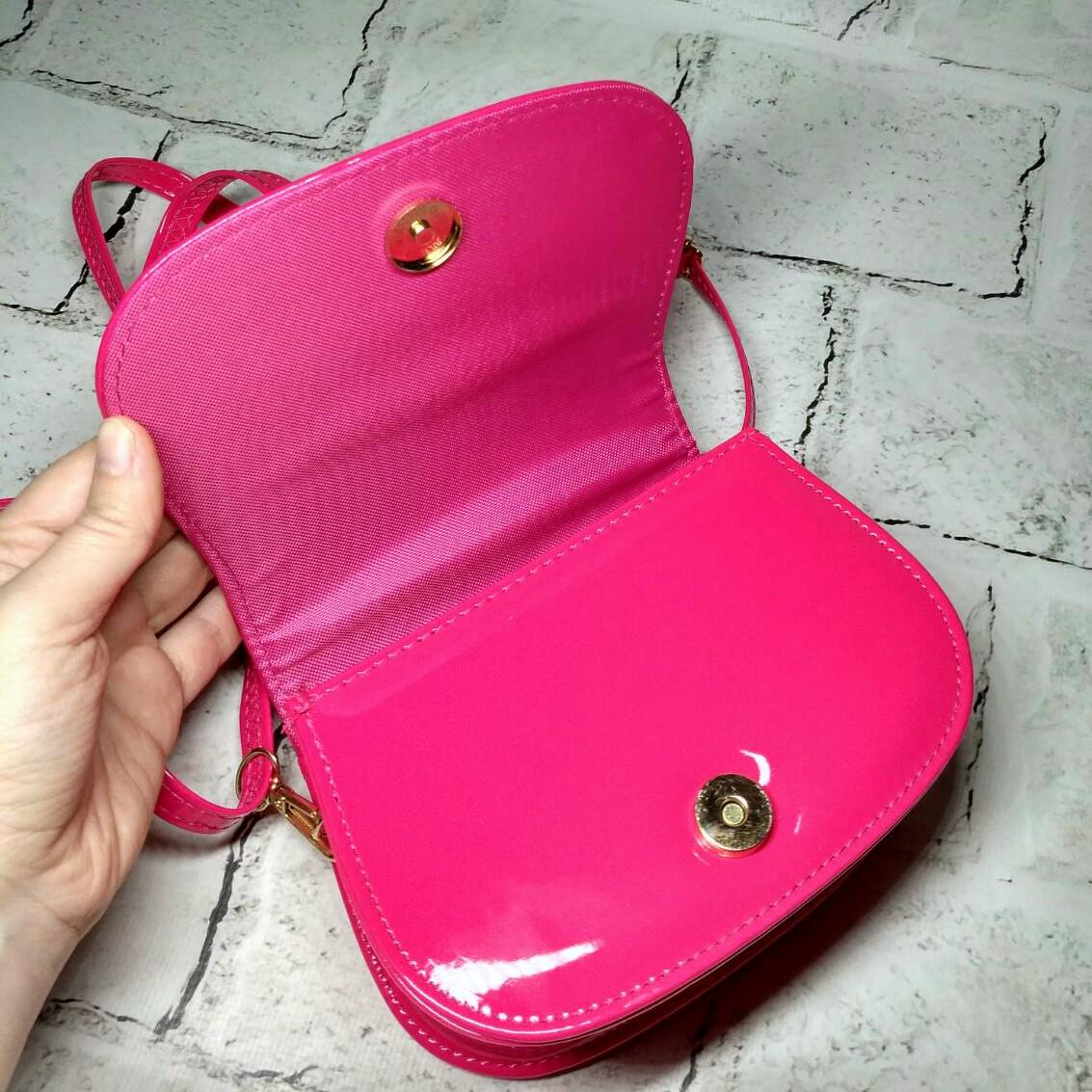 Сумочка дитяча для дівчинки лакова з ремінцем Котик 16,5х12х7 см Малиновий (9122-3) - фото 2 Сумочка дитяча для дівчинки лакова з ремінцем Котик 16,5х12х7 см Малиновий (9122-3) - фото 2