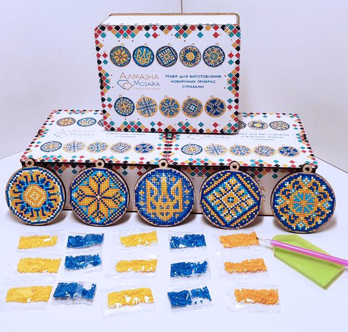 Набір прикрас новорічних патріотичних дерев'яних з алмазної мозаїки (DMS-002) - фото 2 Набір прикрас новорічних патріотичних дерев'яних з алмазної мозаїки (DMS-002) - фото 2