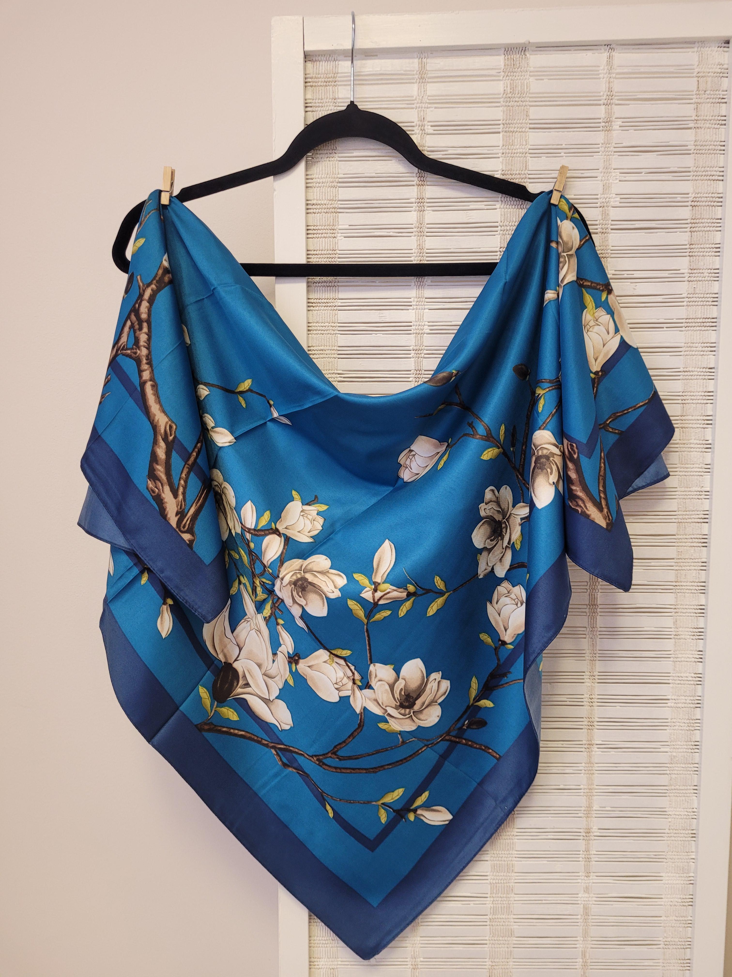 Платок женский шелковый Цветущие магнолии 90х90 см Голубой/Лазурный синий (002520)