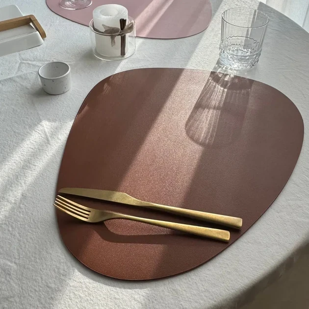 Коврик для сервировки из экокожи капля Коричневый (BP65) - фото 1 Коврик для сервировки из экокожи капля Коричневый (BP65) - фото 1