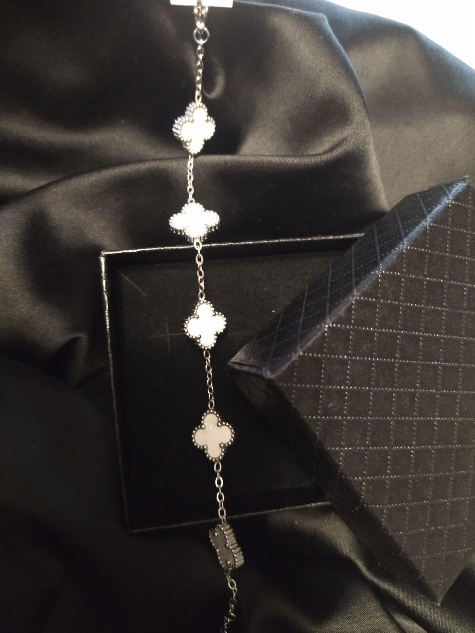 Браслет в стиле Van Cleef Серебряный/белый (М570185) Браслет в стиле Van Cleef Серебряный/белый (М570185)