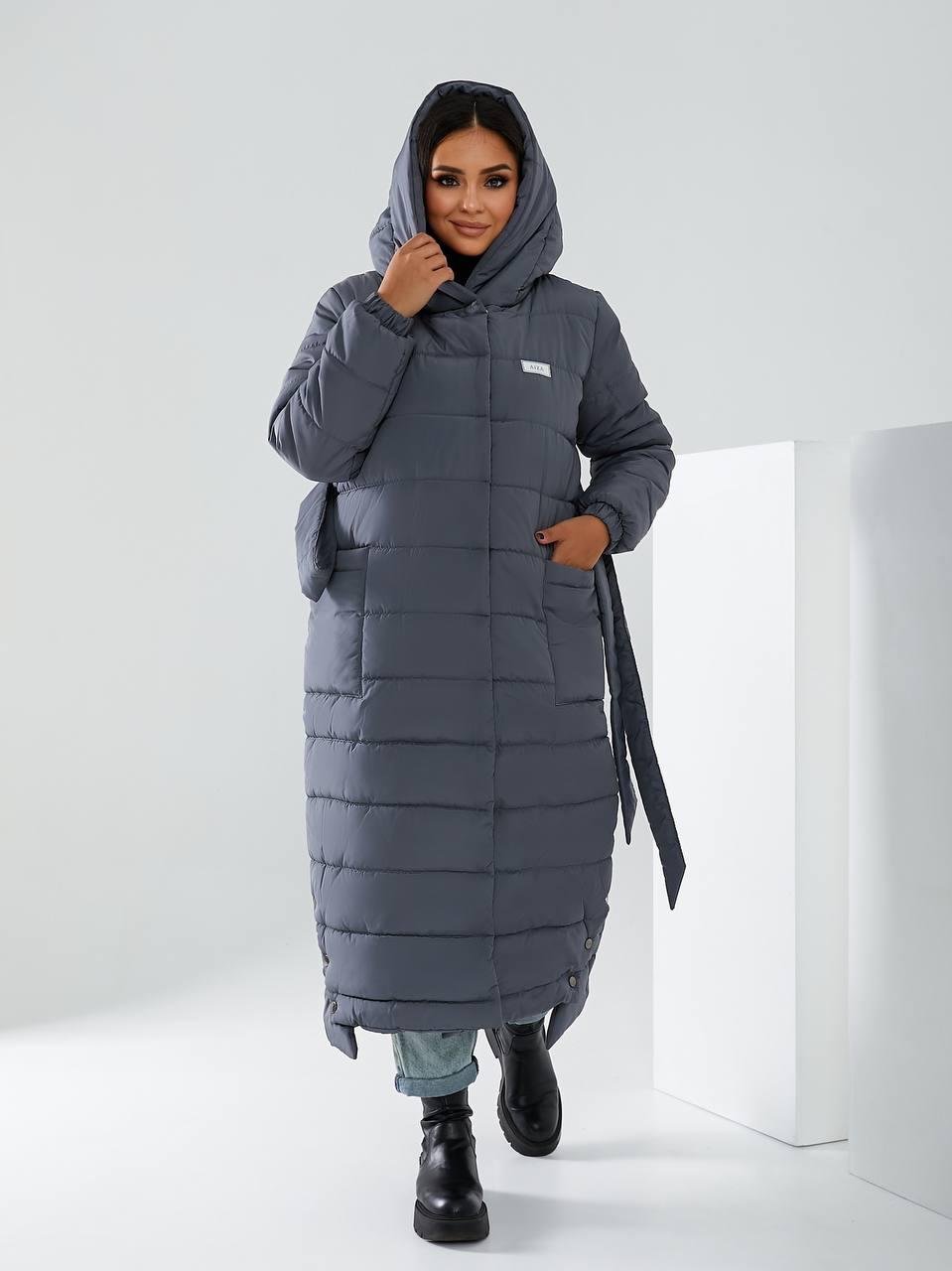 Пуховик длинный Aiza на поясе кнопках молнии и с капюшоном А032 р. 42-44 Графитовый - фото 6 Пуховик длинный Aiza на поясе кнопках молнии и с капюшоном А032 р. 42-44 Графитовый - фото 6