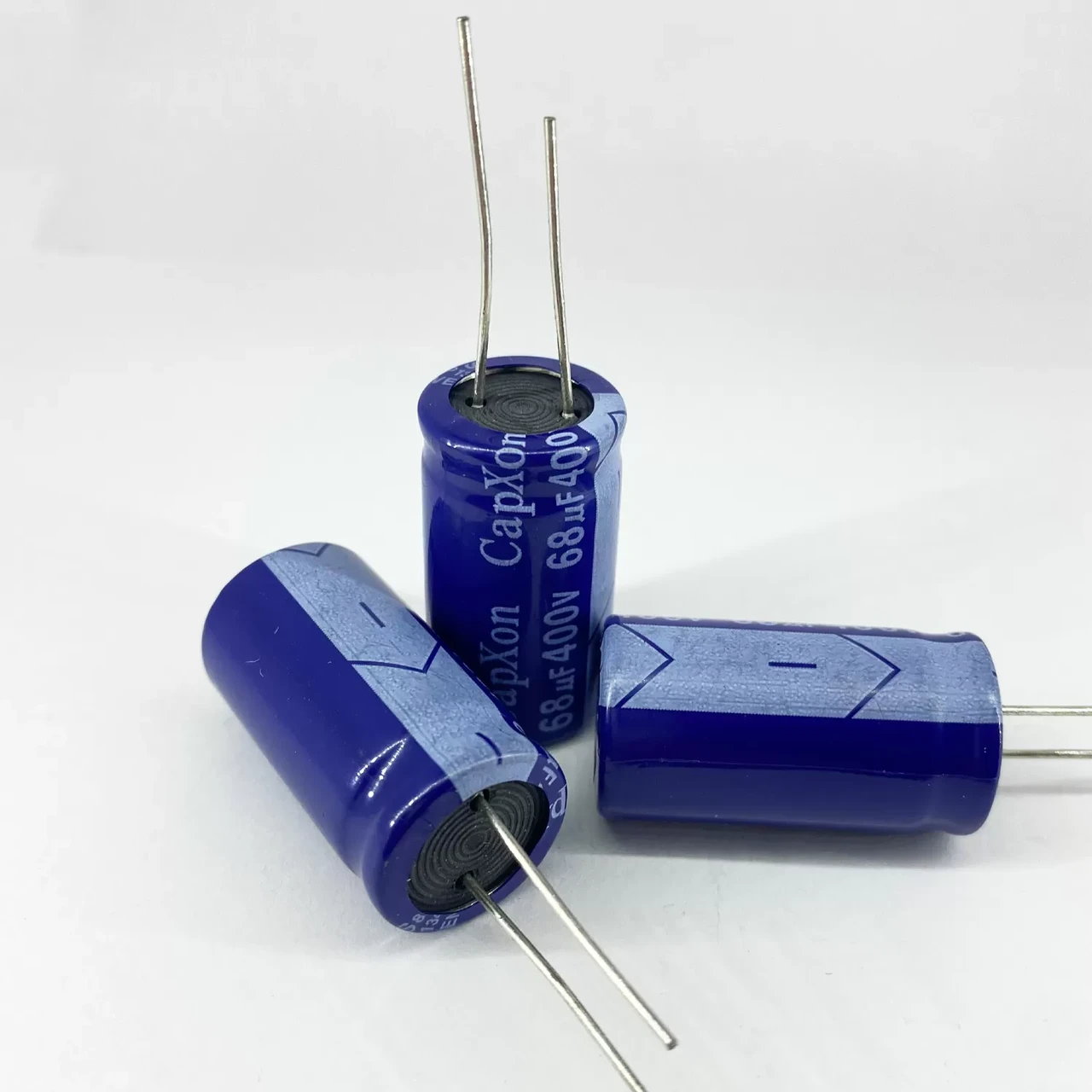 Конденсаторы электролитические CapXon 68 мкф 400V 16x31 мм 85 °C (1955358014)