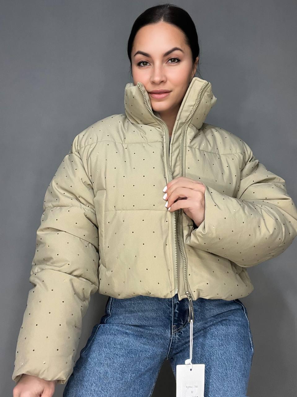 Куртка жіноча Haiziyuan 7165 укорочена пуффер з розсипом камінців демісезонна без капюшона оверсайз L Бежевий (3312) - фото 6 Куртка жіноча Haiziyuan 7165 укорочена пуффер з розсипом камінців демісезонна без капюшона оверсайз L Бежевий (3312) - фото 6