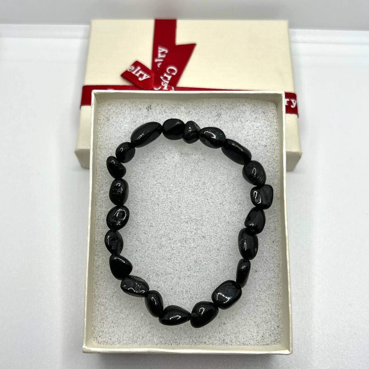 Браслет из натурального камня агат черный природная форма бусин длина обхвата 18 см стрейч в подарочной коробочке (16323)