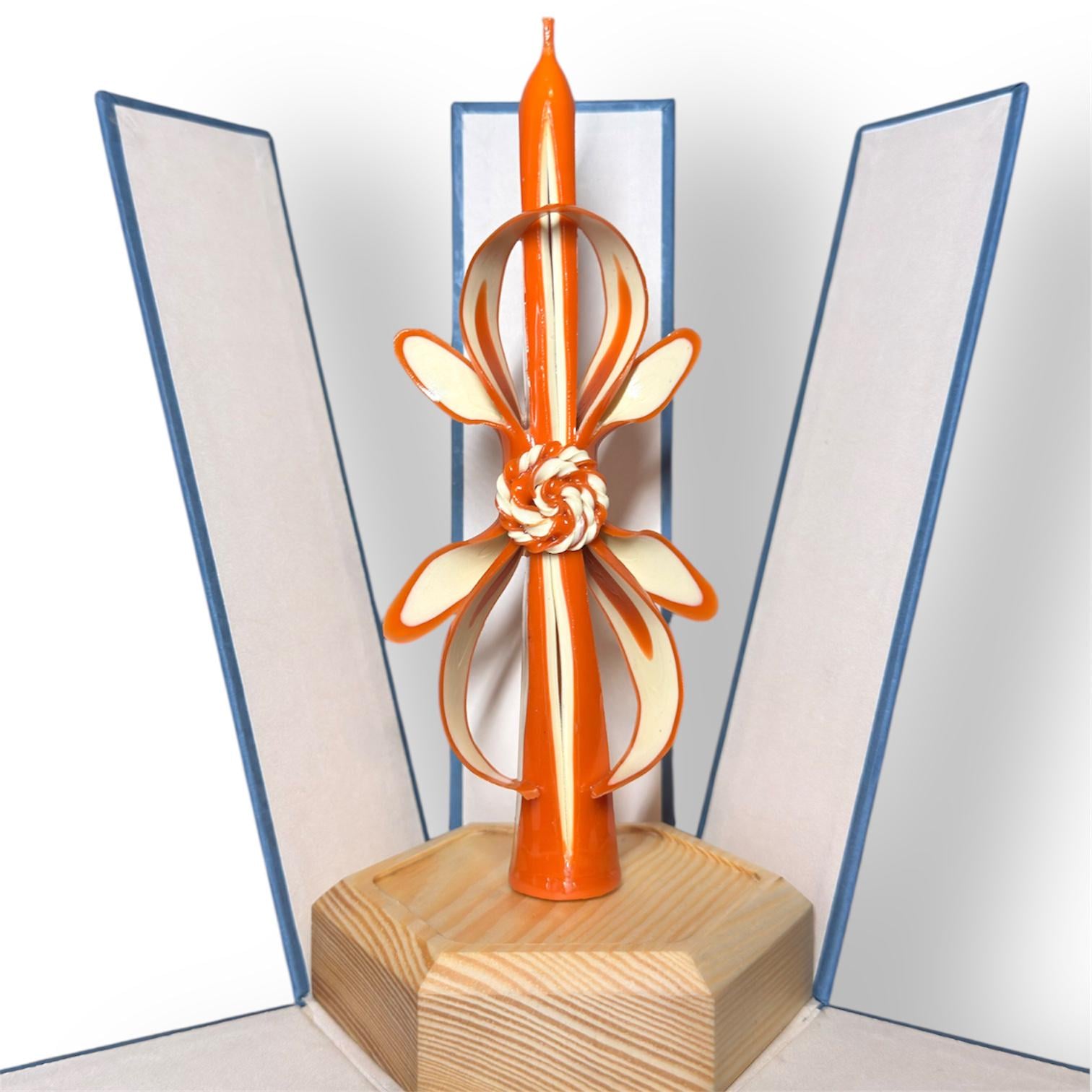 Свеча и подсвечник в подарочной коробке пчелый воск ручная резьба сосновое дерево 15 см