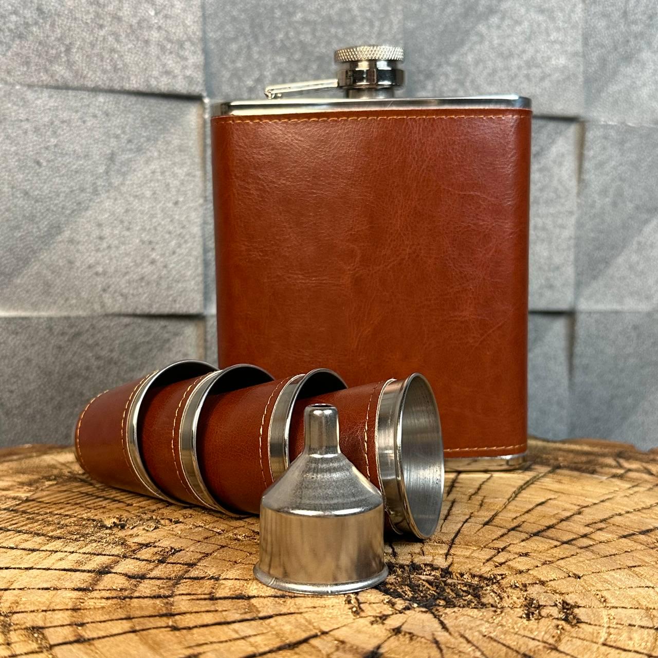 Набір фляга для алкоголю та 4 чарки в оздобленні екошкірою у подарунковій коробці (61011) Набір фляга для алкоголю та 4 чарки в оздобленні екошкірою у подарунковій коробці (61011)