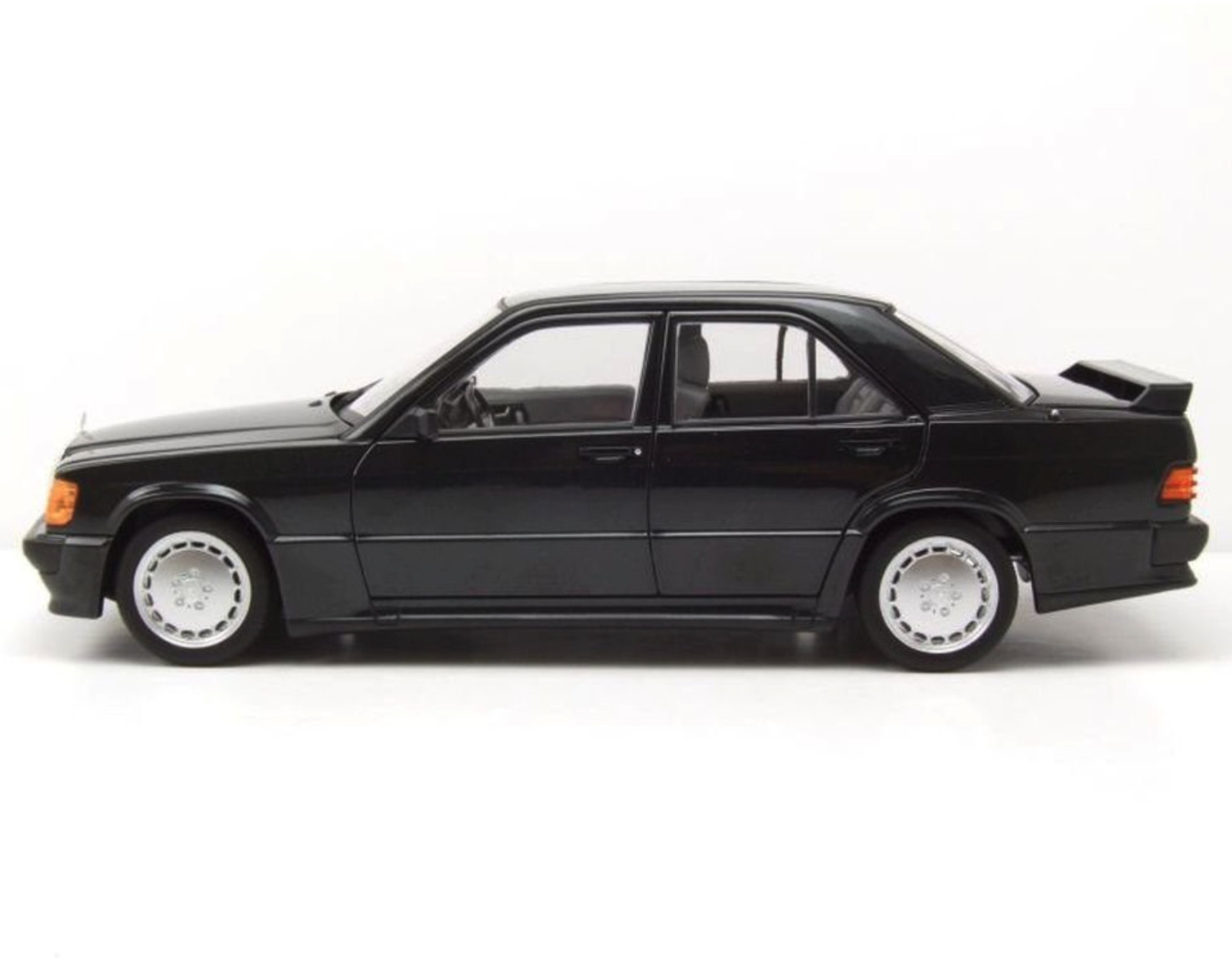 ᐉ Модель автомобиля 1:18 Mercedes-Benz 190E 2.3 16V W201 Black