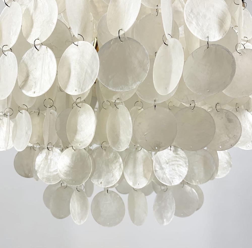 Люстра подвесная Athelia с перламутровыми монетками Ø 50 см (D 8598 GD+Shell) - фото 3 Люстра подвесная Athelia с перламутровыми монетками Ø 50 см (D 8598 GD+Shell) - фото 3