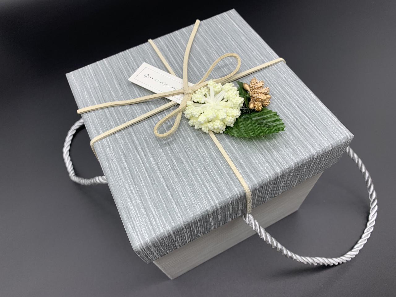 Коробка подарочная с цветочком и ручками 13х13х13 см Серый (812274522)