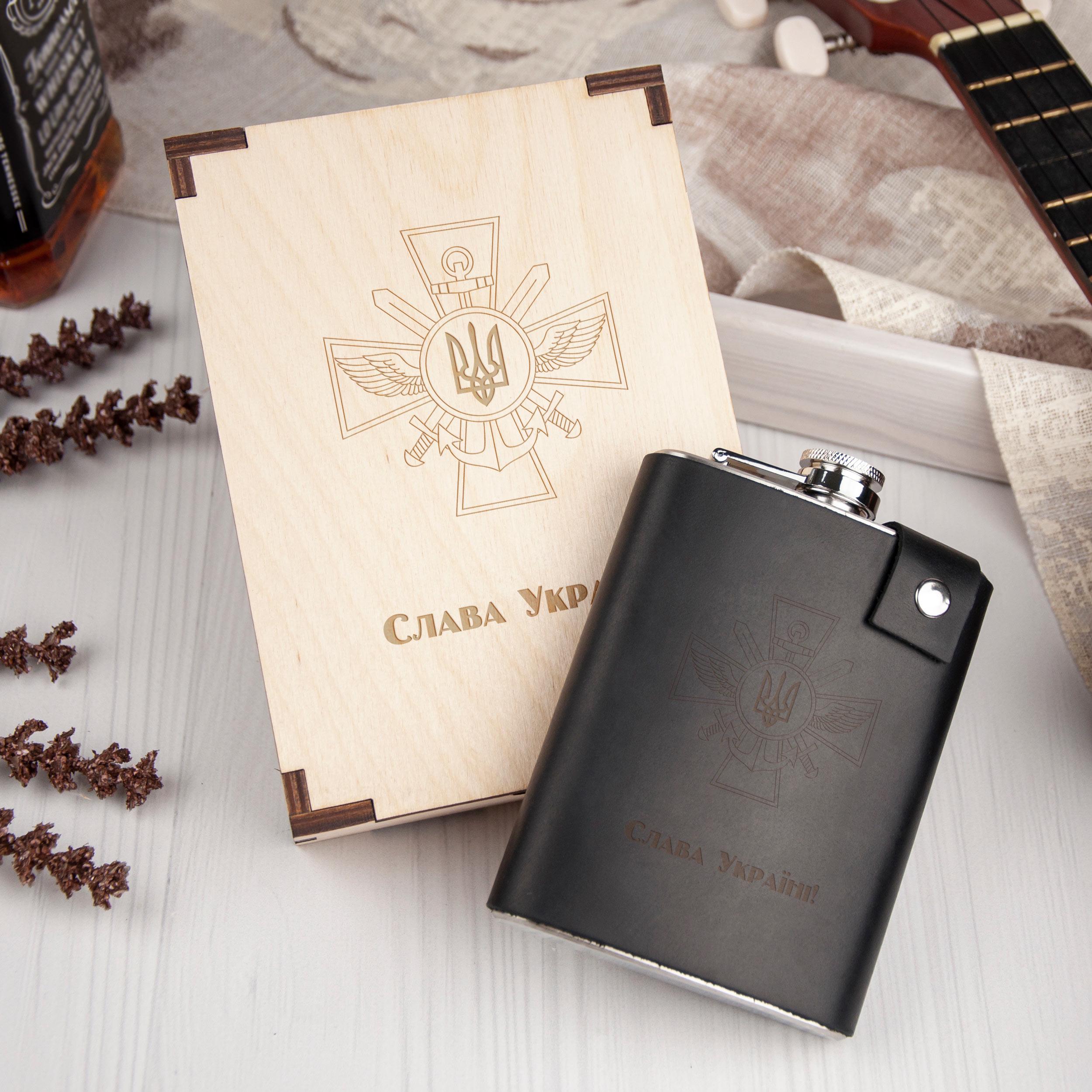 Фляга в кожаном чехле с гравировкой "Слава Україні" в подарочной деревянной коробке 240 мл Black (LFL-0033_3)