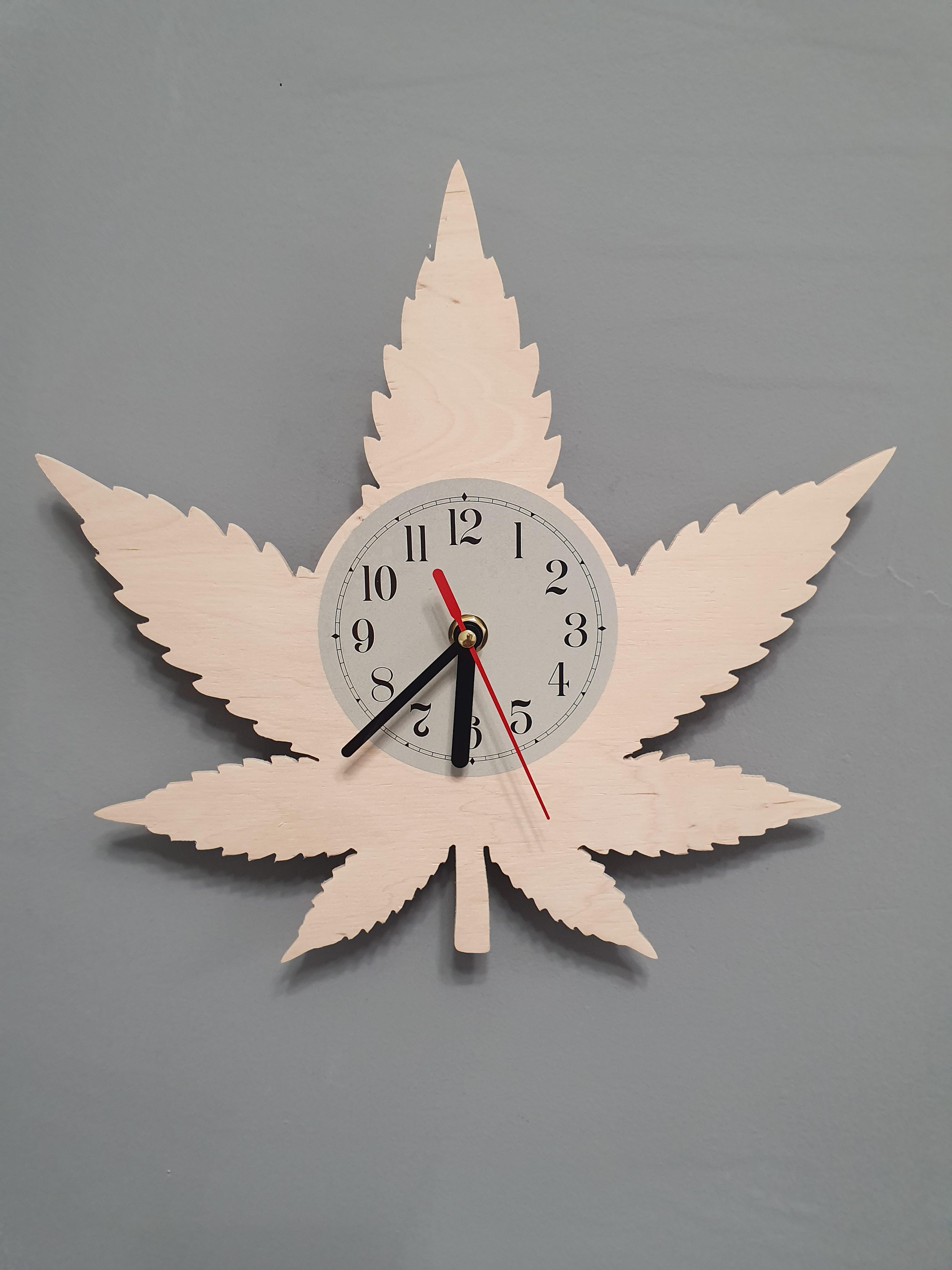 Часы настенные Лист конопли (3187)