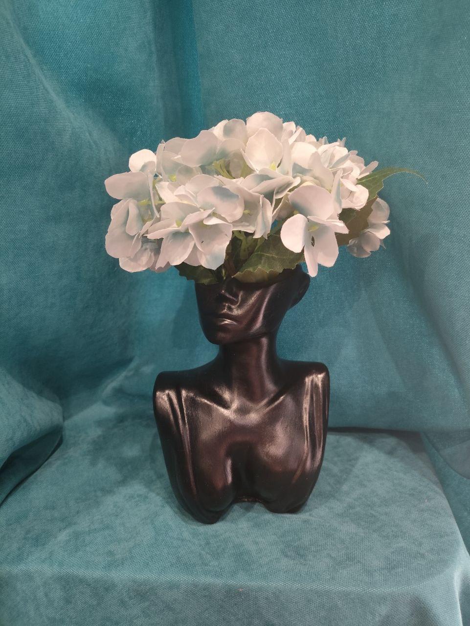 Ваза женский бюст с искусственной гортензией 16,5 см Черный (2754917981) - фото 2 Ваза женский бюст с искусственной гортензией 16,5 см Черный (2754917981) - фото 2
