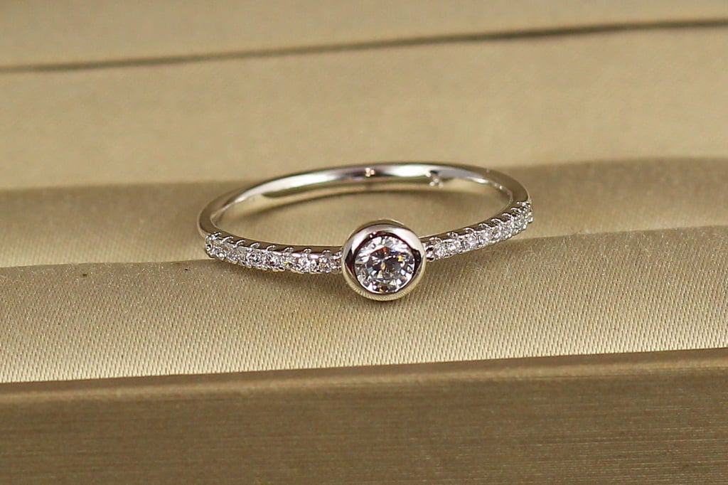 Кільце Xuping Jewelry Доріжка з каменем в обідку р. 18 Сріблястий (38865117)