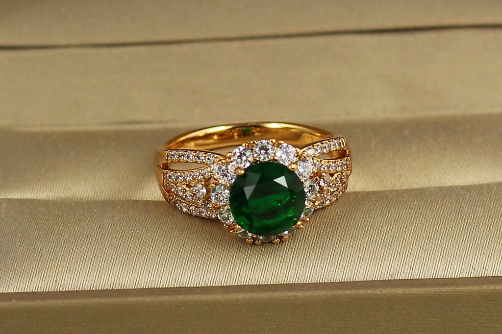 Кольцо Xuping Jewelry Тайга с зеленым камнем р. 18 Золотистый (38781498)