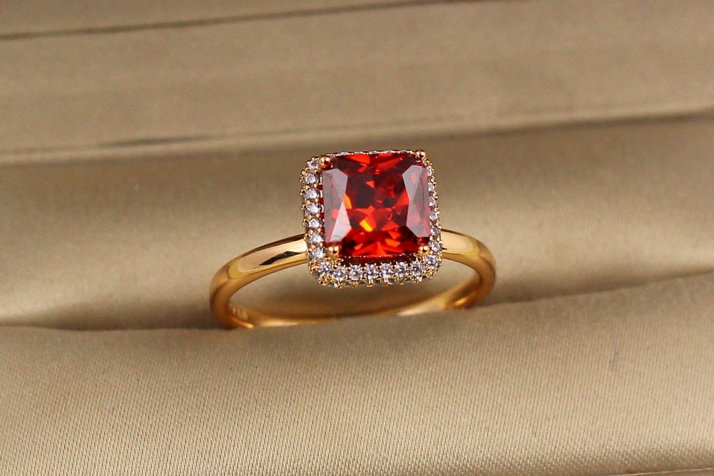 Кольцо Xuping Jewelry Пирамида с красным камнем р. 19 Золотистый (38761050)