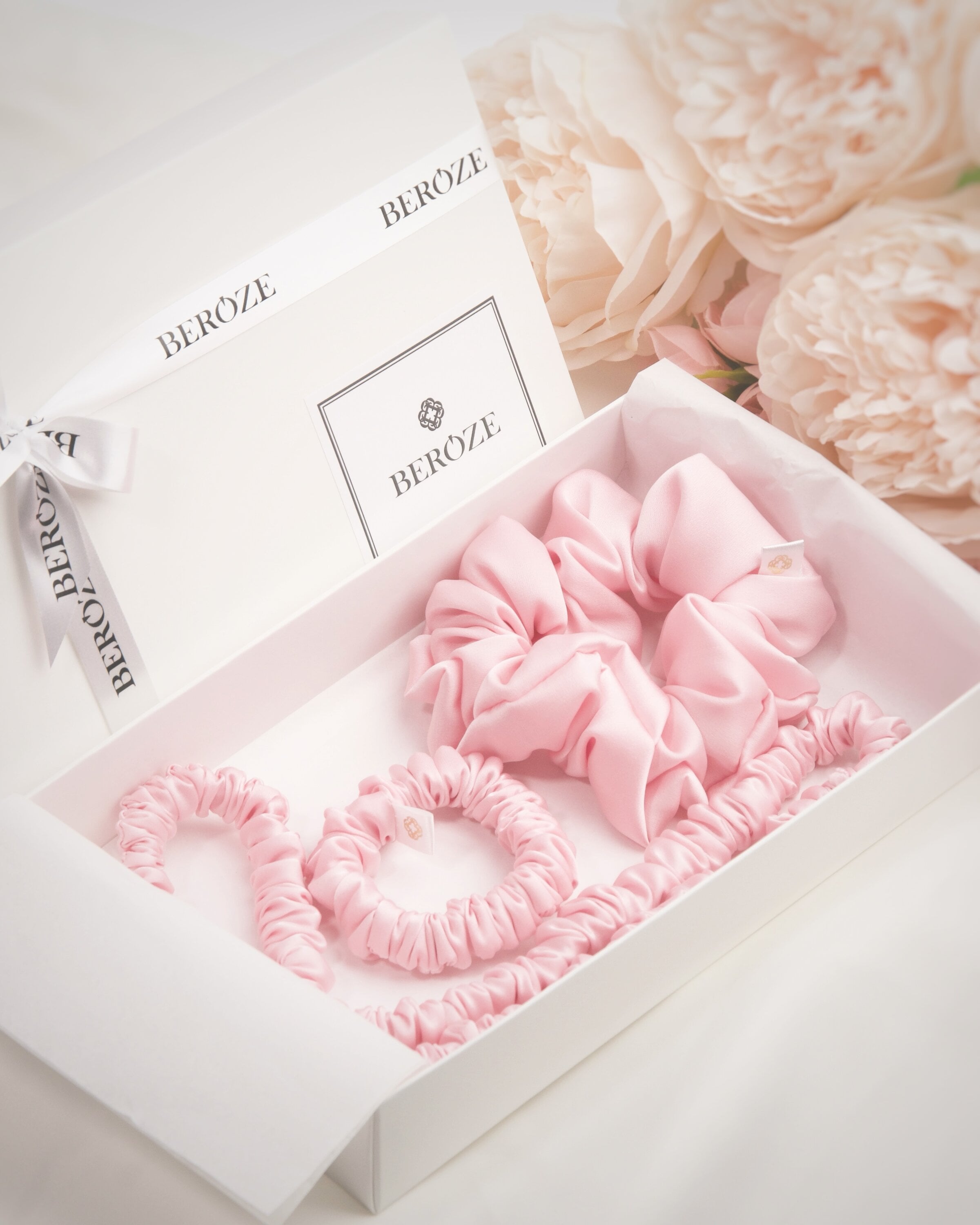 Набор резинок для волос BEROZE Candy Pink атлас 2 резинки и ободок Розовый