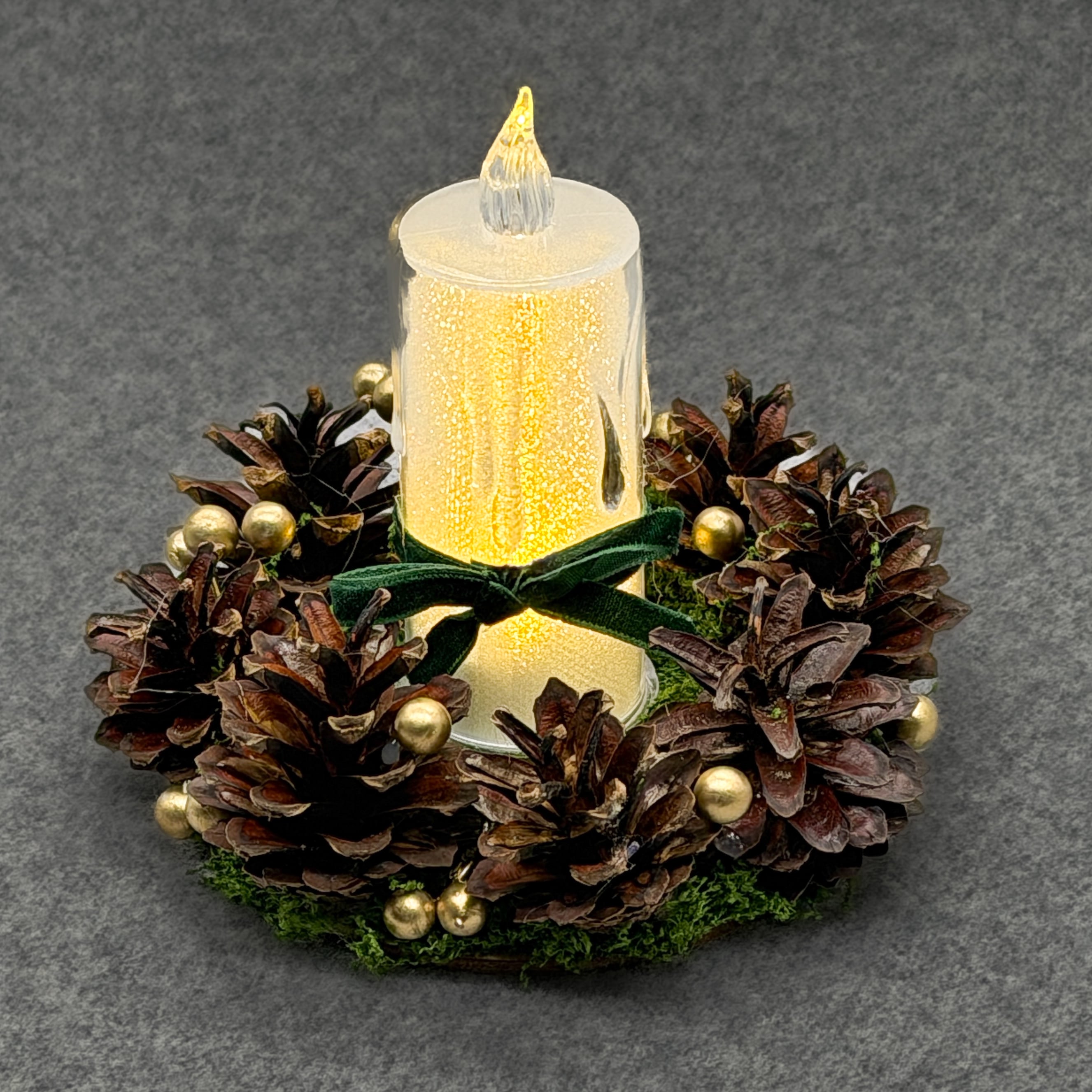 Венок новогодний Gala Decor из шишек и декора с LED свечой 10 см в подарочной коробке 12 см