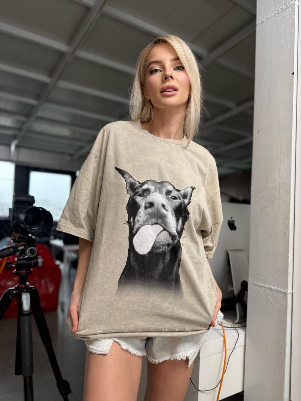 Футболка женская с доберманом oversize Бежевый (254)