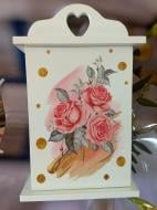 Ключница Keys 0501-004 Роза с дверкой 27,5x16,5 см Белый (100297) Ключница Keys 0501-004 Роза с дверкой 27,5x16,5 см Белый (100297)